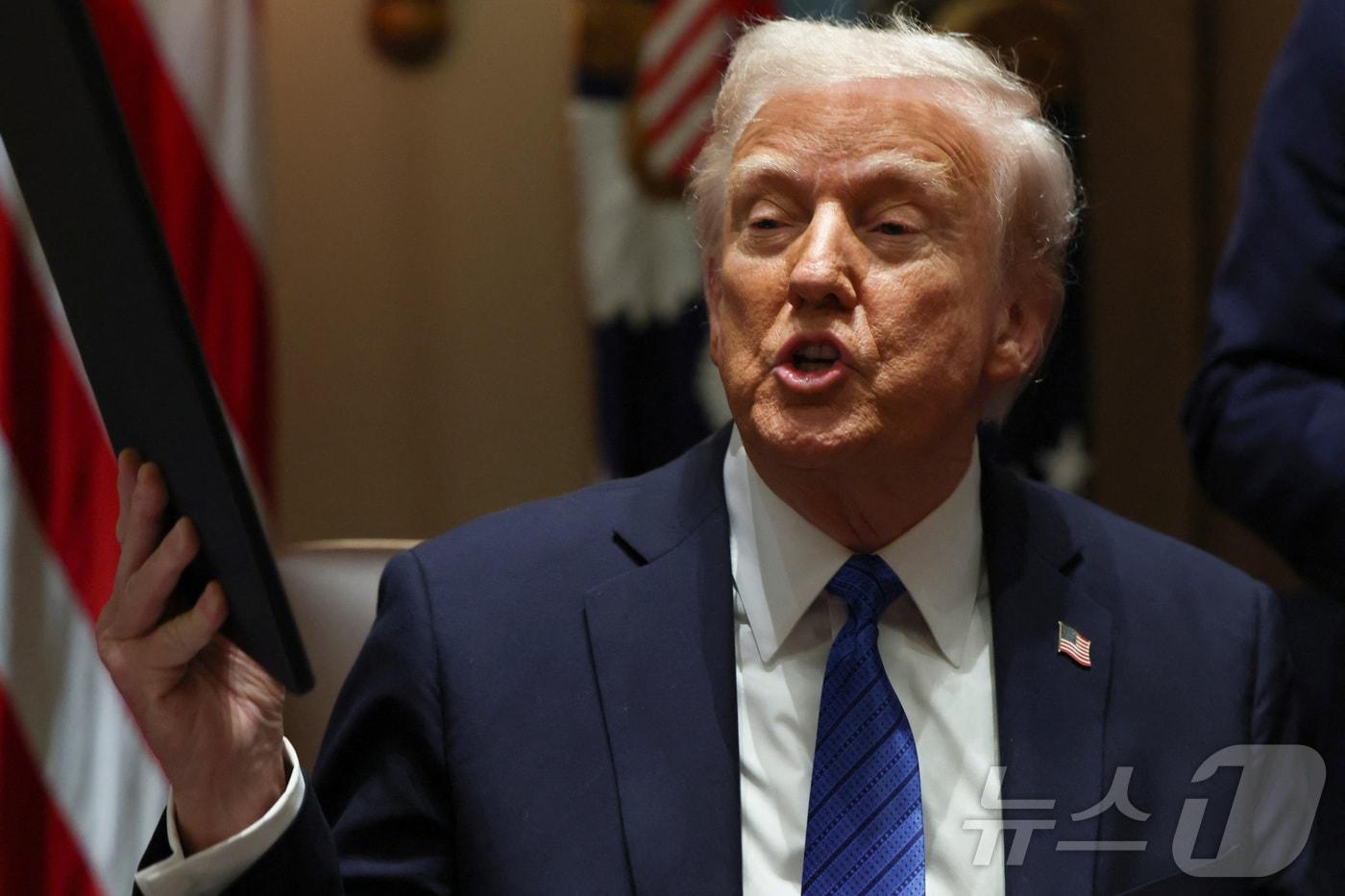 25일(현지시간) 도널드 트럼프 미국 대통령이 백악관에서 행정명령에 서명하고 있다. 2025.03.25 ⓒ 로이터=뉴스1 ⓒ News1 김지완 기자