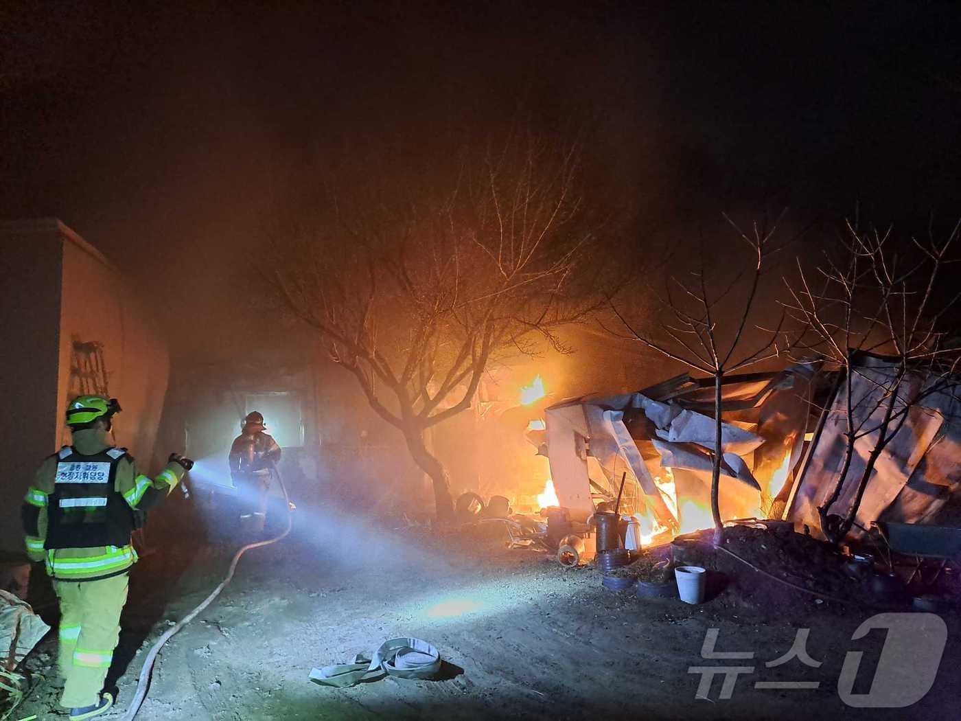 본문 이미지 - 26일 새벽 철원 서면 화수리 버섯재배시설 화재 현장.(강원도소방본부 제공, 재판매 및 DB 금지) 2025.3.26/뉴스1