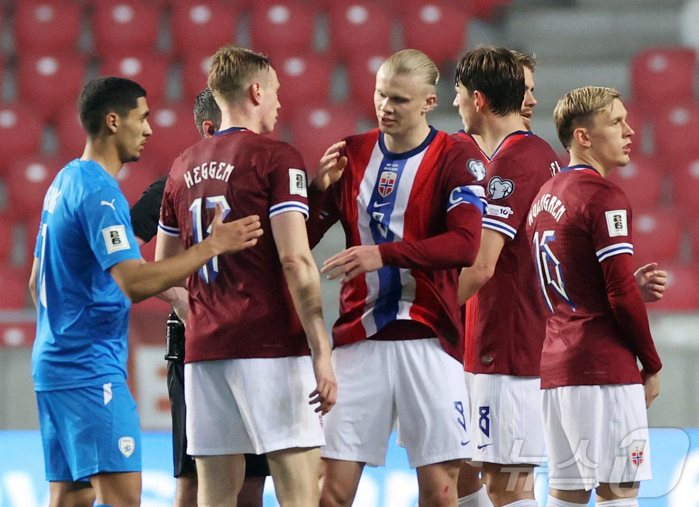 본문 이미지 - 이스라엘을 상대로 득점한 엘링 홀란드(가운데) ⓒ 로이터=뉴스1