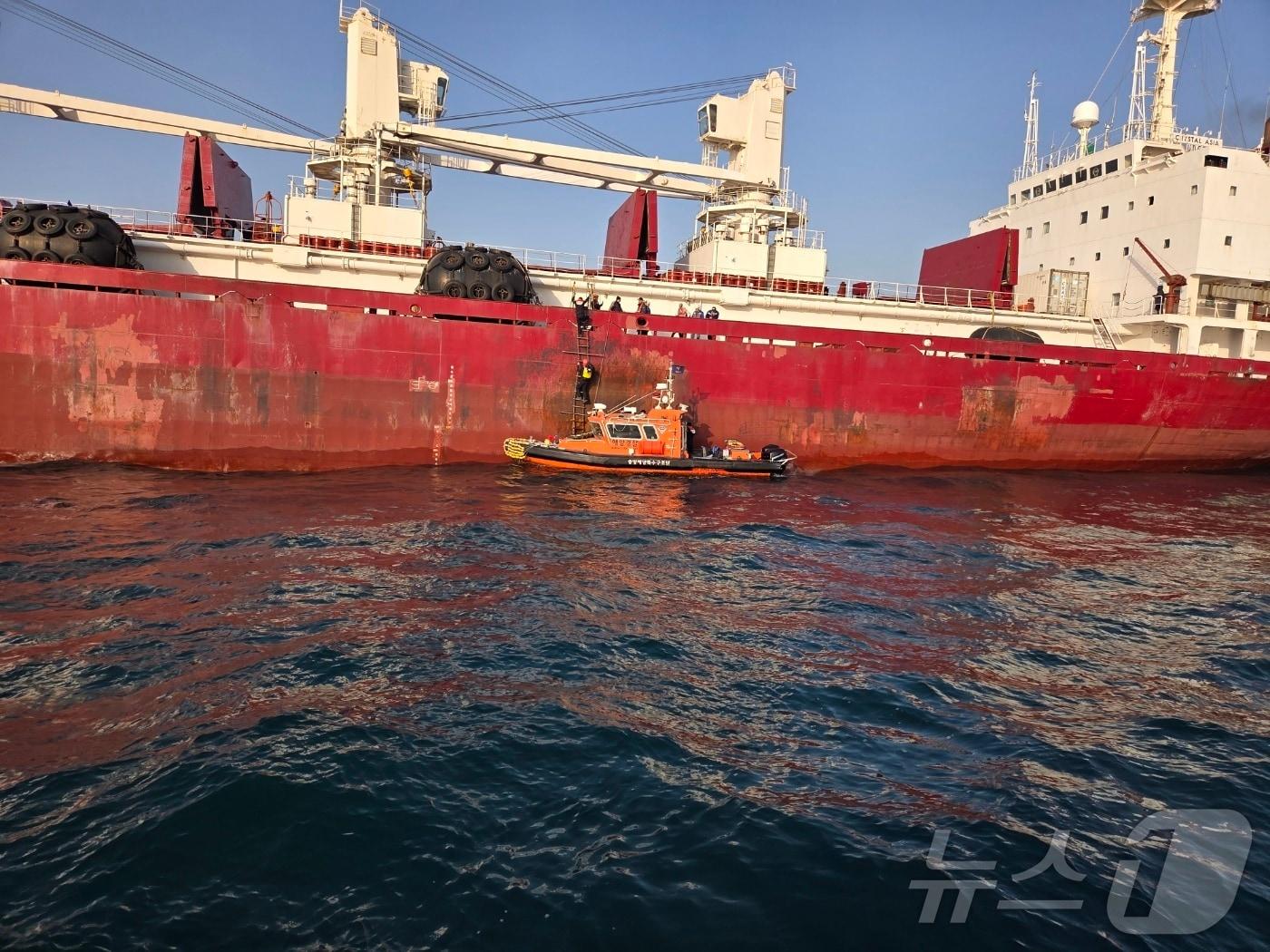 본문 이미지 - 중특단 대원들이 환자 이송을 위해 사고 선박에 등선하고 있다.(부산해경 제공. 재판매 및 DB 금지)