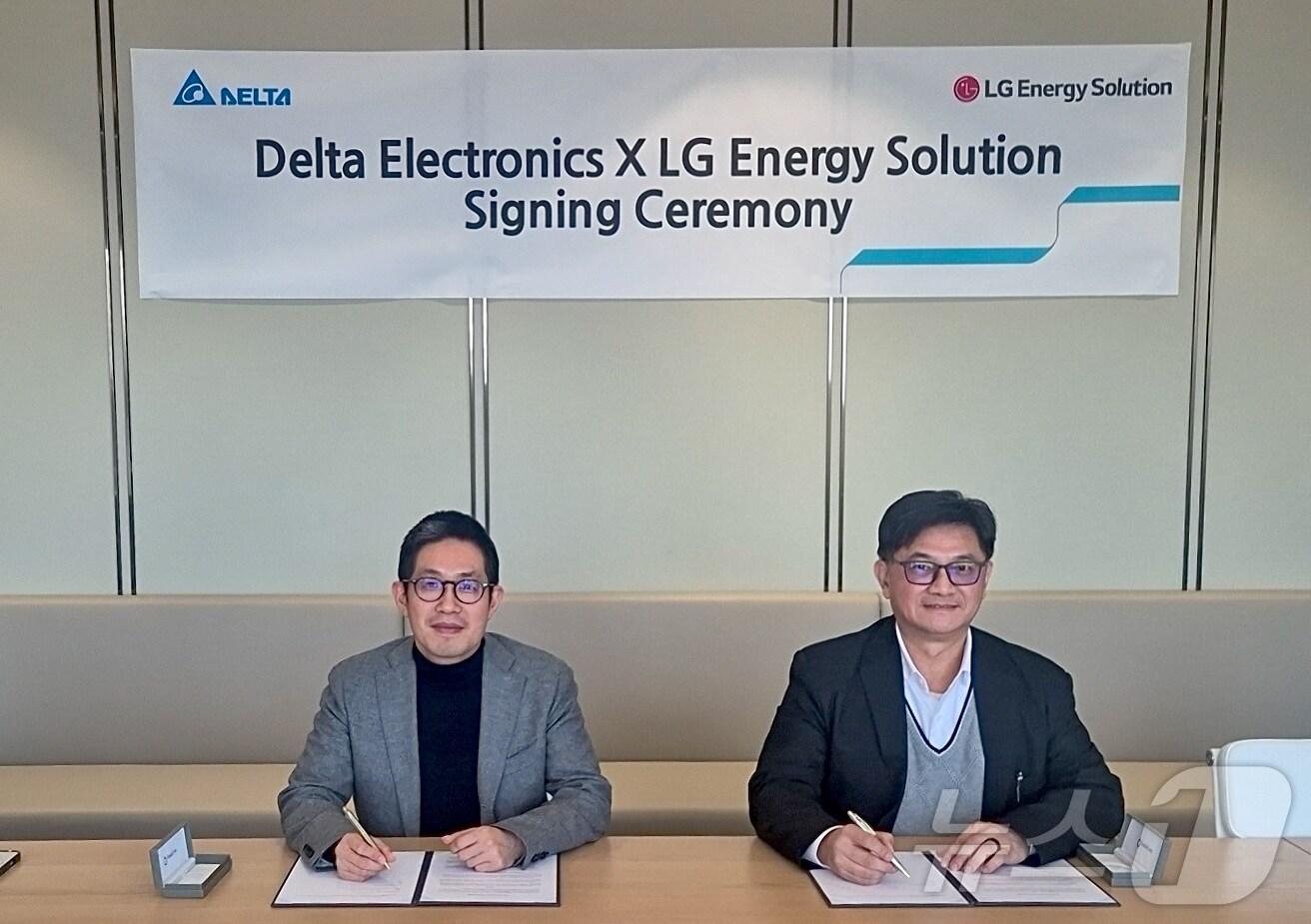 본문 이미지 - 김형식 LG에너지솔루션 ESS전지사업부장과 마이크 왕 델타 일렉트로닉스 PVI 사업부 총괄 책임자가 전략적 파트너십을 체결하는 모습(LG에너지솔루션 제공) 2025.3.26/뉴스1