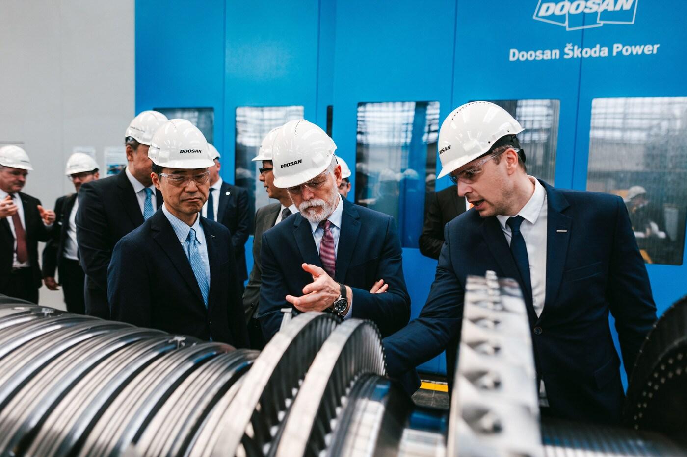 페트르 파벨 체코 대통령(오른쪽 두 번째)이 손승우 두산에너빌리티 파워서비스BG장(오른쪽 세 번째)과 증기터빈을 살펴보고 있다.(두산에너빌리티 제공)