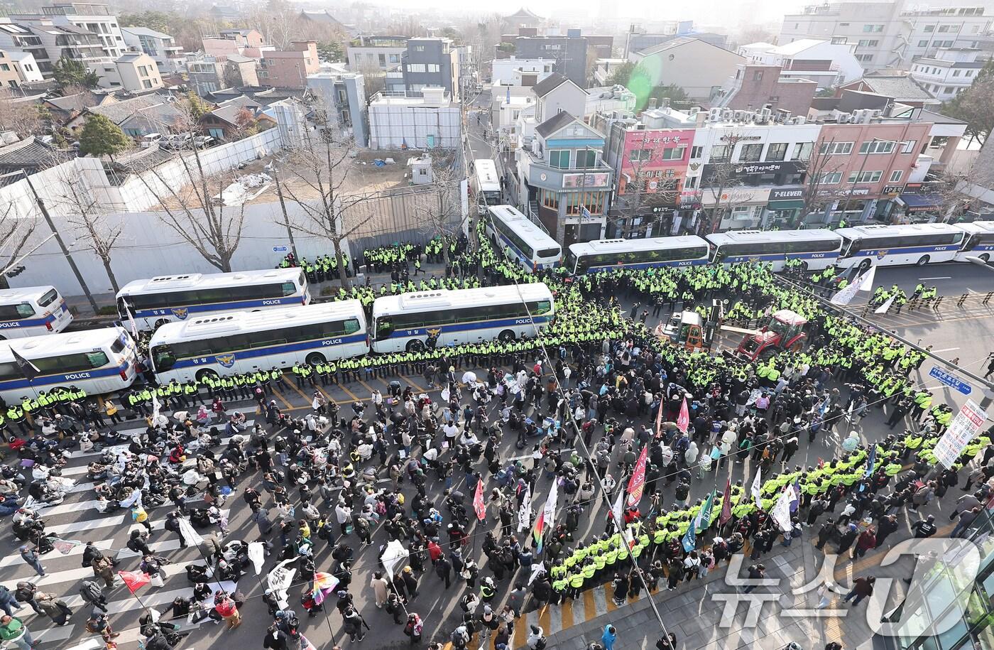 지난 3월 26일 오전 서울 종로구 광화문 서십자각 천막농성장 인근에서 윤석열 대통령 탄핵을 촉구하며 트랙터 상경 집회를 시도한 전국농민회총연맹 시위대가 경찰과 대치하고 있다. 2025.3.26/뉴스1 ⓒ News1 김성진 기자