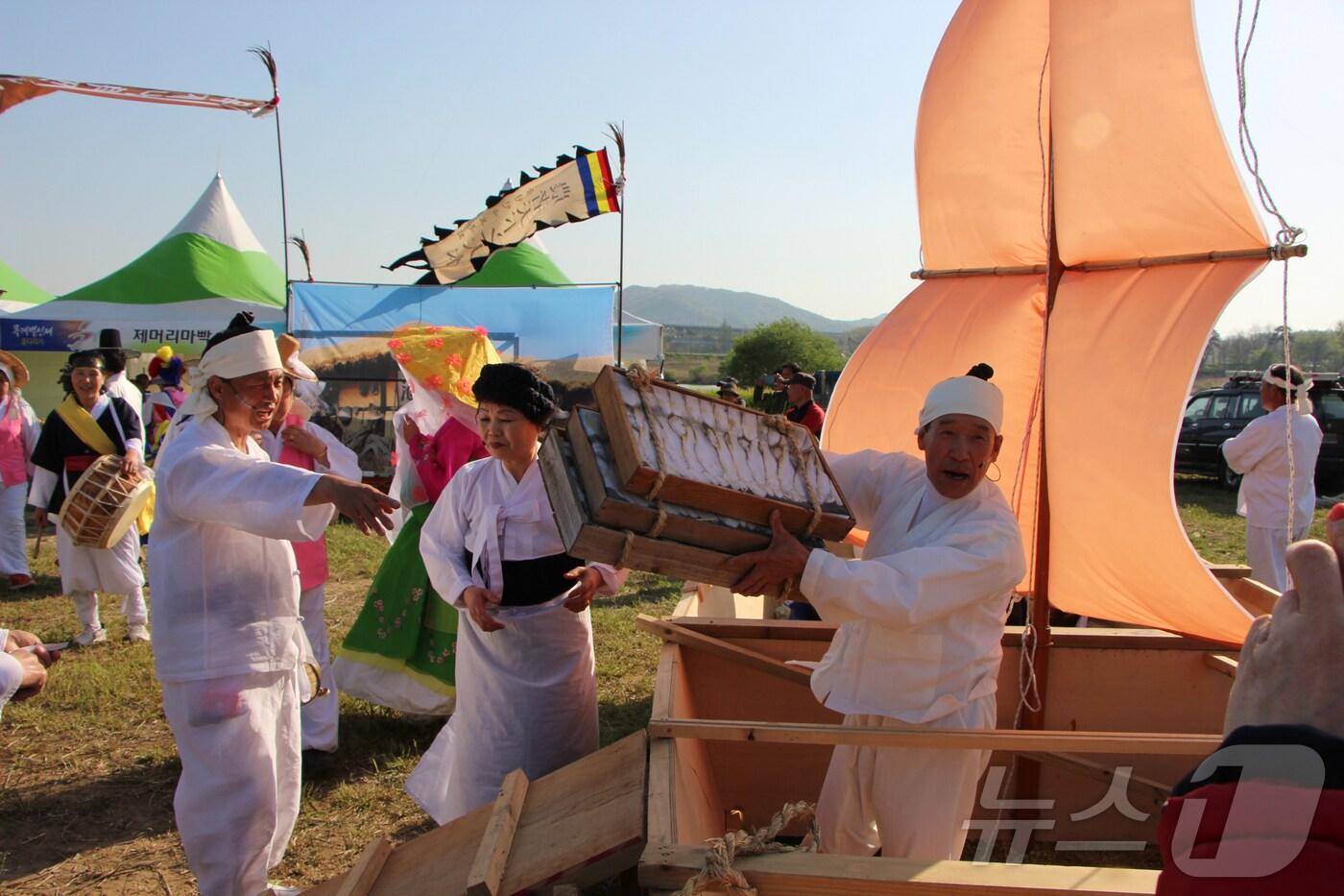  26일 충북 충주시가 '목계나루 뱃소리'를 지역 대표 무형유산으로 활용한다고 밝혔다.(충주시 제공. 재판매 및 DB금지)/뉴스1