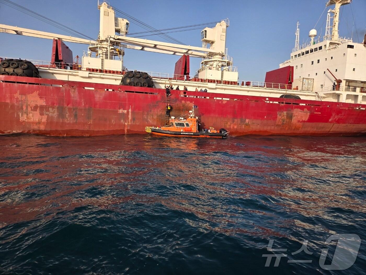 본문 이미지 - 중특단 대원들이 환자 이송을 위해 사고 선박에 등선하고 있다.(부산해경 제공. 재판매 및 DB 금지)