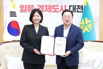 본문 이미지 - 이장우 대전시장이 26일 4월 창단 예정인 대전시민합창단 초대 예술감독 겸 상임지휘자로 김명이 씨를 위촉하고 기념 사진을 찍고 있다.(대전시 제공.재판매 및 DB금지) /뉴스1 