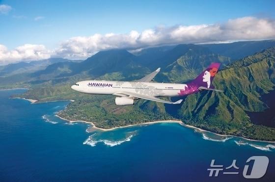 본문 이미지 - 장거리 노선에 투입되는 에어버스 A330-200 와이드바디 항공기로 시애틀 여행이 가능해진다.(하와이안항공 제공)