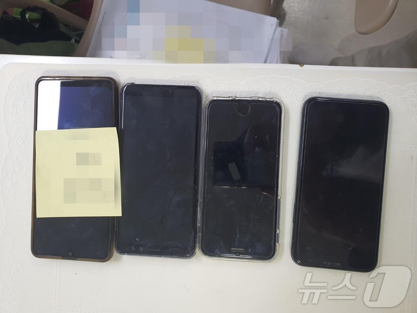 본문 이미지 - 대포폰 유심(USIM)칩을 만들어 판매한 20대 남성 A 씨의 자택에서 압수한 물품들.(제주경찰청 제공. 재판매 및 DB 금지)