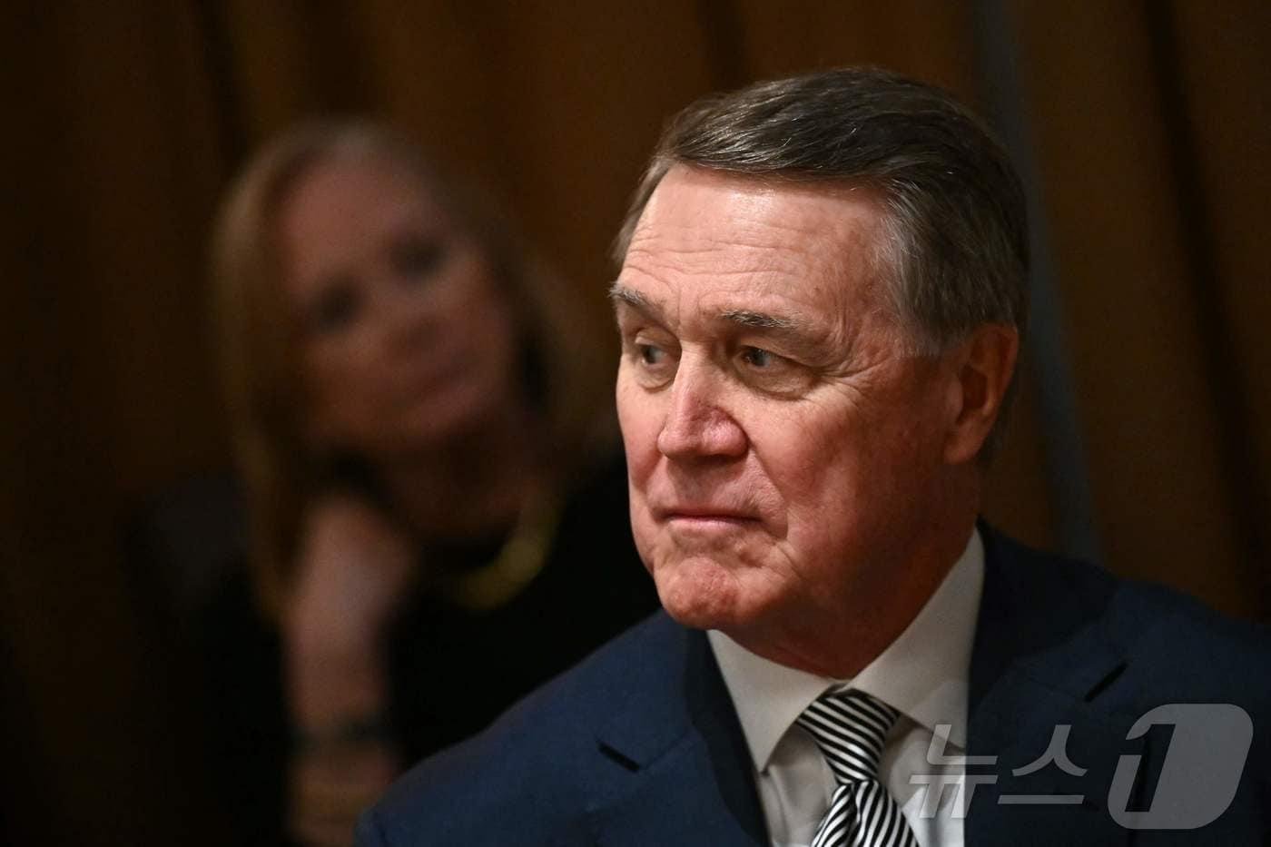 본문 이미지 - 데이비드 퍼듀 주중 미국 대사 지명자가 25일(현지시간) 워싱턴 백악관에서 열린 도널드 트럼프 대통령과 미국 대사 회의에 참석을 하고 있다. 2025.03.26 ⓒ AFP=뉴스1 ⓒ News1 우동명 기자