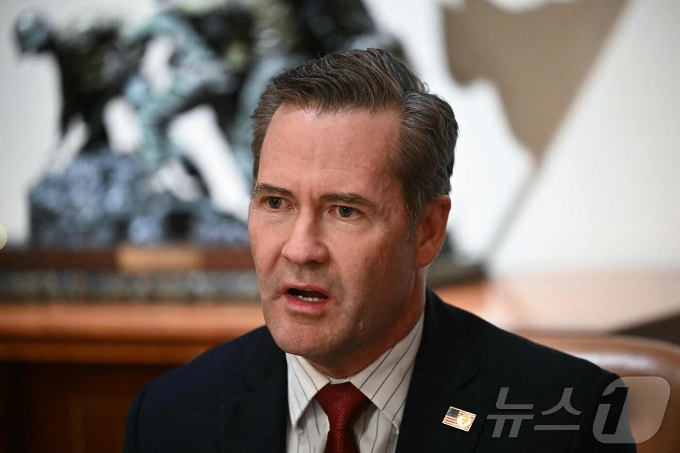 마이크 왈츠 백악관 국가안보보좌관이 25일(현지시간) 워싱턴 백악관에서 열린 도널드 트럼프 대통령과 미국 대사들 회의에 참석을 하고 있다. 2025.03.26 ⓒ AFP=뉴스1 ⓒ News1 우동명 기자