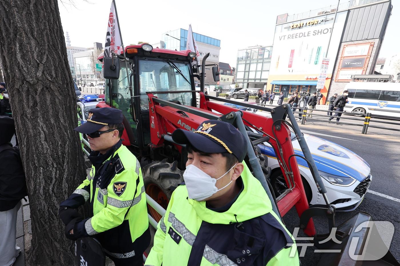 지난 3월 26일 오전 서울 종로구 자하문로 인근에서 경찰들이 전국농민회총연맹 소속 트랙터를 둘러싸고 있다. 2025.3.26/뉴스1 ⓒ News1 김성진 기자