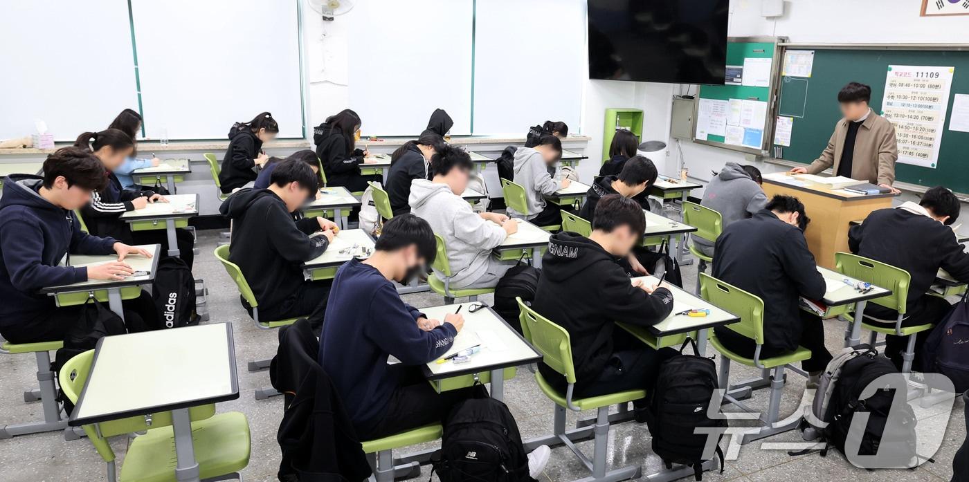 본문 이미지 - 고등학교 1,2,3 학년 올해 첫 전국연합학력평가가 열린 26일 서울 광진구 광남고등학교에서 고3 학생들이 시험을 치르고 있다. 2025.3.26 ⓒ 뉴스1 사진공동취재단