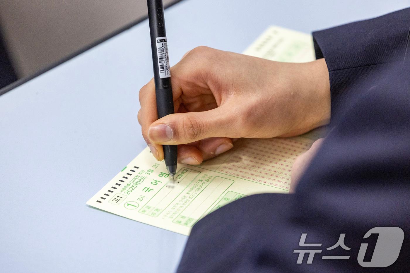 2025년 3월 전국연합 학력평가가 실시된 26일 오전 서울 금천구 금천고등학교에서 학생들이 시험 준비를 하고 있다. 2025.3.26/뉴스1 ⓒ News1 사진공동취재단