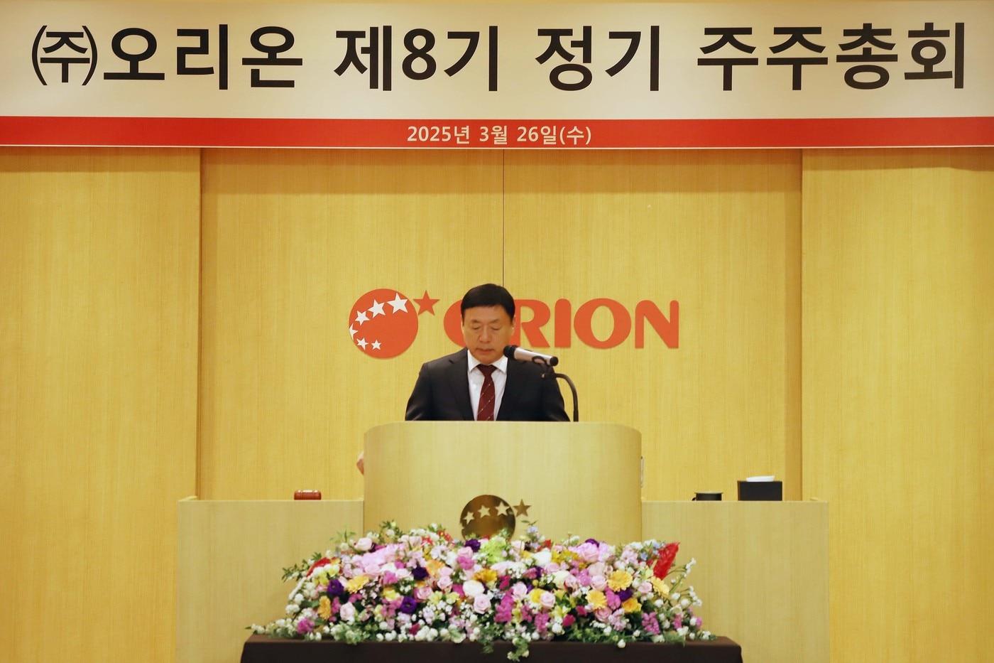 이승준 오리온 대표이사가 26일  서울 용산구 오리온 본사에서 열린 2025년 정기 주주총회에서 발언을 하는 모습.(오리온 제공) 