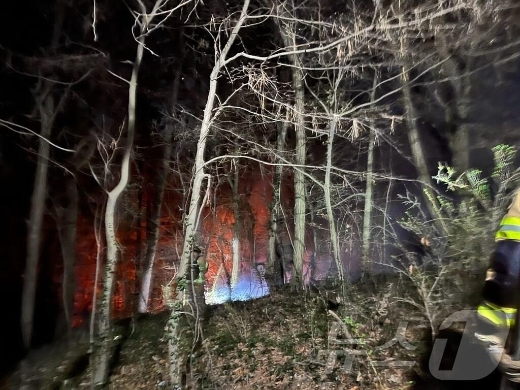 본문 이미지 - 26일 오전 3시 1분쯤 광주 남구 제석산 구름다리 인근에서 화재가 발생해 관계당국이 진화에 나서고 있다.(광주 남구 제공. 재판매 및 DB 금지) 