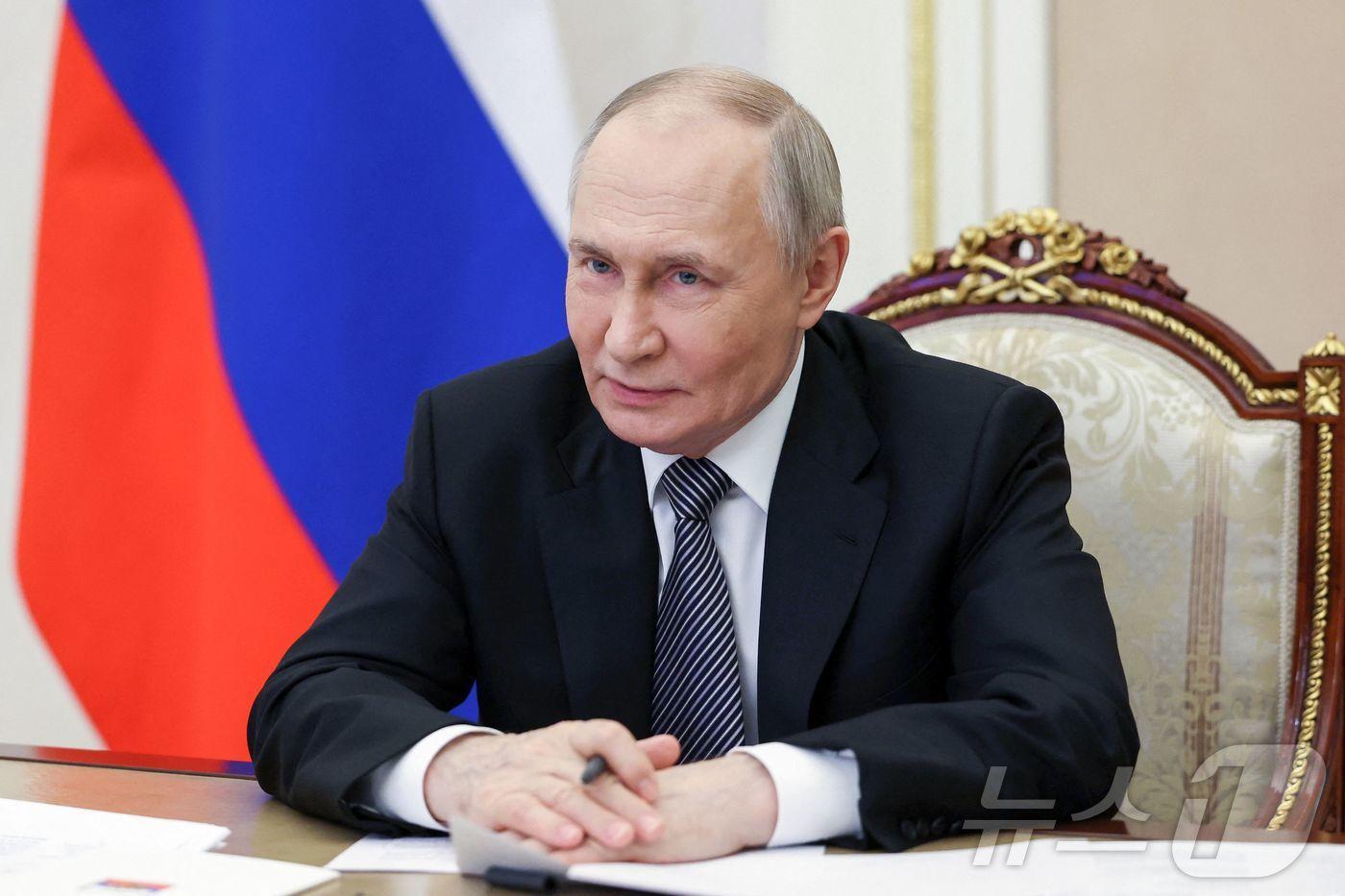 블라디미르 푸틴 러시아 대통령이 25일(현지시간) 모스크바 크렘린 궁에서 화상으로 열린 문화 예술위원회 회의를 주재하고 있다. 2025.03.26 ⓒ AFP=뉴스1 ⓒ News1 우동명 기자