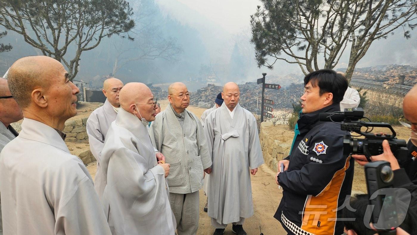 총무원장 진우 스님이 제8교구 본사 직지사 주지 장명스님, 문화부장 혜공스님과 함께 지난 26일 의성 고운사 등을 방문해 피해 상황을 점검했다. (제공 대한불교조계종 )