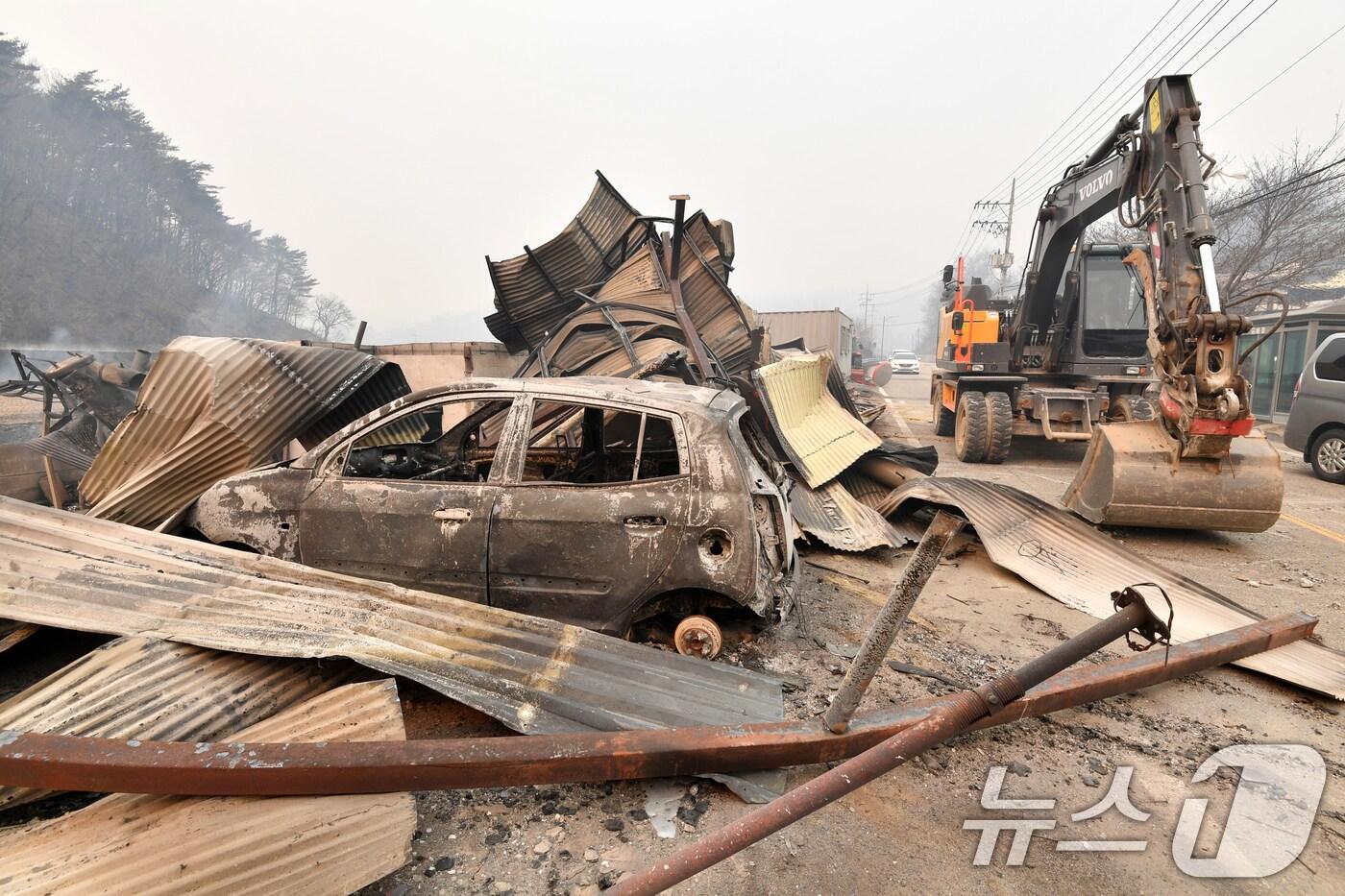 경북 의성산불이 강풍을 타고 영덕군으로 확산된 26일 오전 화마가 지나간 영덕읍 매정1리 마을이 쑥대밭으로 변해있다. 2025.3.26/뉴스1 ⓒ News1 최창호 기자