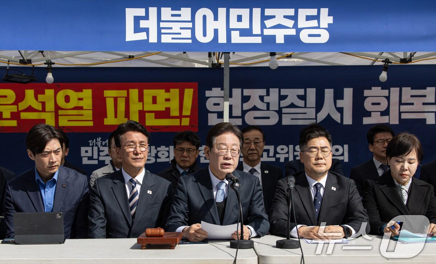 본문 이미지 - 이재명 더불어민주당 대표가 26일 오전 서울 종로구 광화문 앞 민주당 천막당사에서 열린 최고위원회의에서 발언을 하고 있다. 2025.3.26/뉴스1 ⓒ News1 이재명 기자