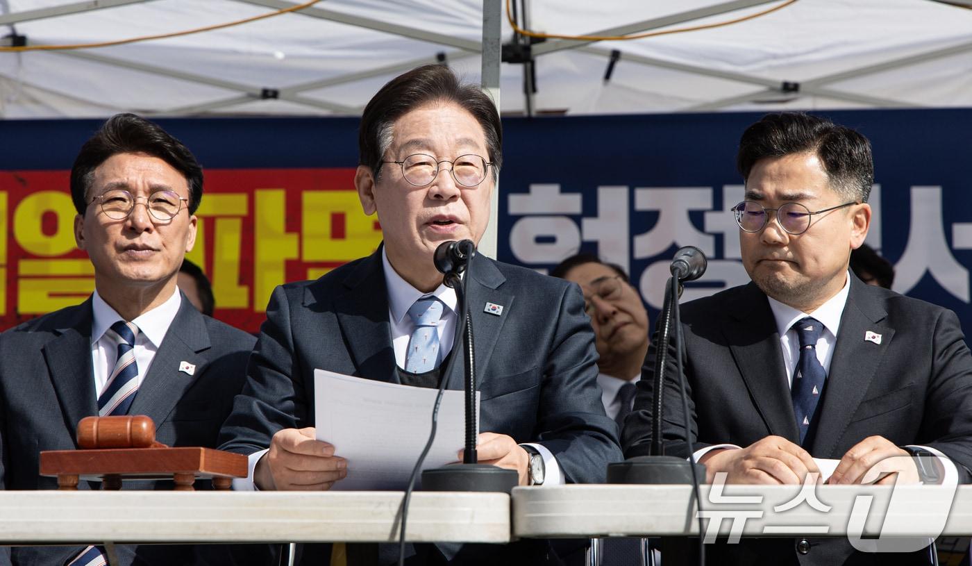 본문 이미지 - 이재명 더불어민주당 대표가 26일 오전 서울 종로구 광화문 앞 민주당 천막당사에서 열린 최고위원회의에서 "헌재는 하루빨리 윤석열 대통령 탄핵심판 판결을 내려야 한다"고 요구하고 있다. 2025.3.26/뉴스1 ⓒ News1 이재명 기자