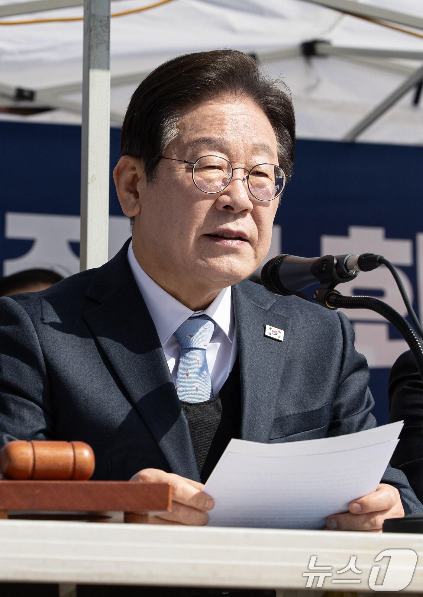 본문 이미지 - 이재명 더불어민주당 대표가 26일 오전 서울 종로구 광화문 앞 민주당 천막당사에서 열린 최고위원회의에서 발언을 하고 있다. 2025.3.26/뉴스1 ⓒ News1 이재명 기자