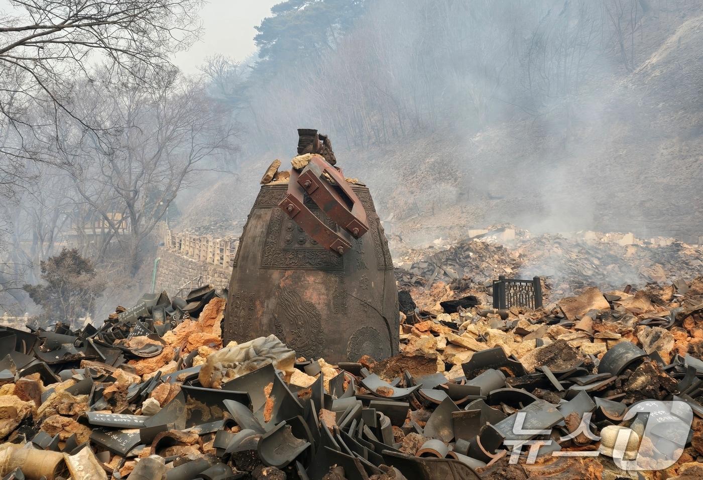 26일 오전 &#39;괴물 화마&#39;가 덮친 경북 의성군 고운사 범종이 불타 내려 앉은 누각 잿더미 위에 덩그러니 놓여 있다. &#40;독자제공. 재판매 및 DB금지&#41; 2025.3.26/뉴스1 ⓒ News1 정우용 기자