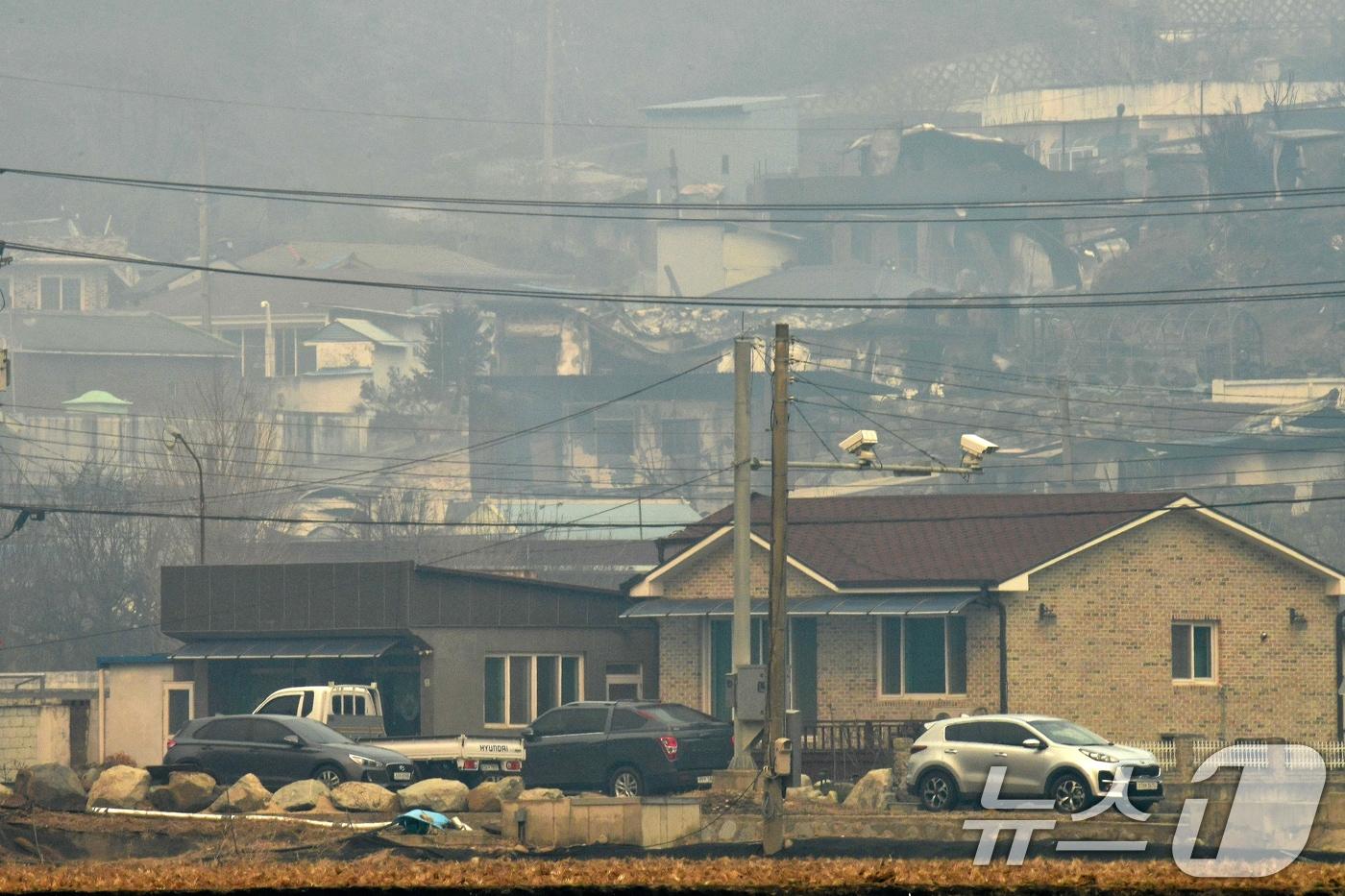 경북 의성산불이 강풍을 타고 영덕으로 확산된 26일 오전 매정 1리 마을 곳곳이 쑥대밭으로 변해 있다. 2025.3.26/뉴스1 ⓒ News1 최창호 기자