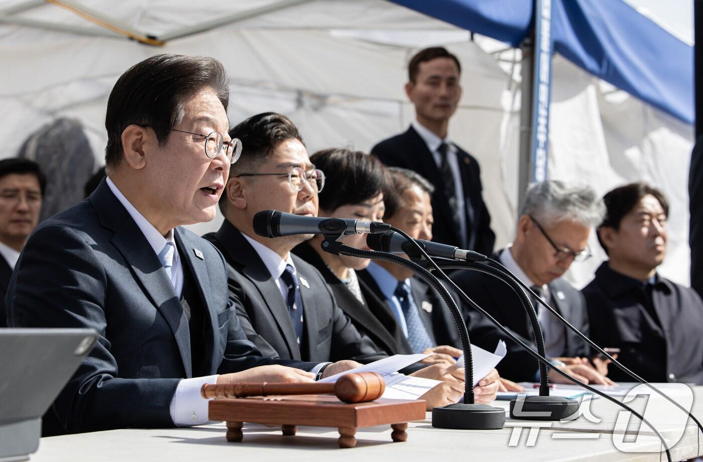 이재명 더불어민주당 대표가 26일 오전 서울 종로구 광화문 앞 민주당 천막당사에서 열린 최고위원회의에서 발언을 하고 있다. 2025.3.26/뉴스1 ⓒ News1 이재명 기자