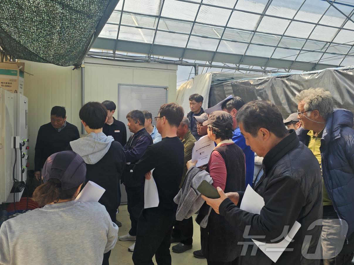 본문 이미지 - 영동군 맞춤형 스마트팜 현장교육 장면 (영동군 제공. 재판매 및 DB금지) /뉴스1 
