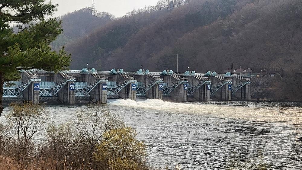 본문 이미지 -  안동댐에서 긴급 방류하고 있는 모습. (한국수자원공사 제공.재판매 및 DB금지)/뉴스1