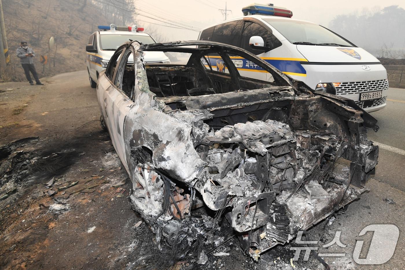 경북 영덕군 매정리 마을로 들어가는 도로에 불에 탄 승용차. 2025.3.26/뉴스1 ⓒ News1 최창호 기자