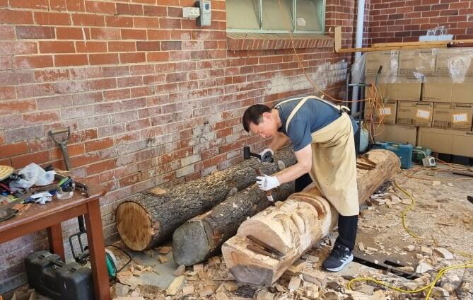 본문 이미지 - 김종연 목공예 명장이 호주 멜번시에서 장승을 제작하고 있다.(전주시 제공, 재판매 및 DB 금지)/뉴스1