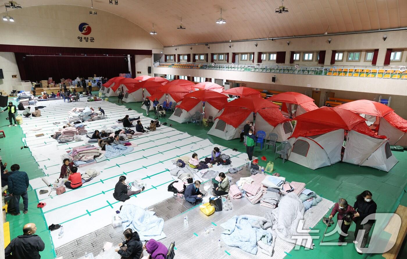 경북 의성 산불 확산으로 영양군에 대피 명령이 내려진 가운데 25일 오후 경북 영양군 영양읍 영양군민회관에 인근 주민들이 대피해 있다. ⓒ News1 김영운 기자