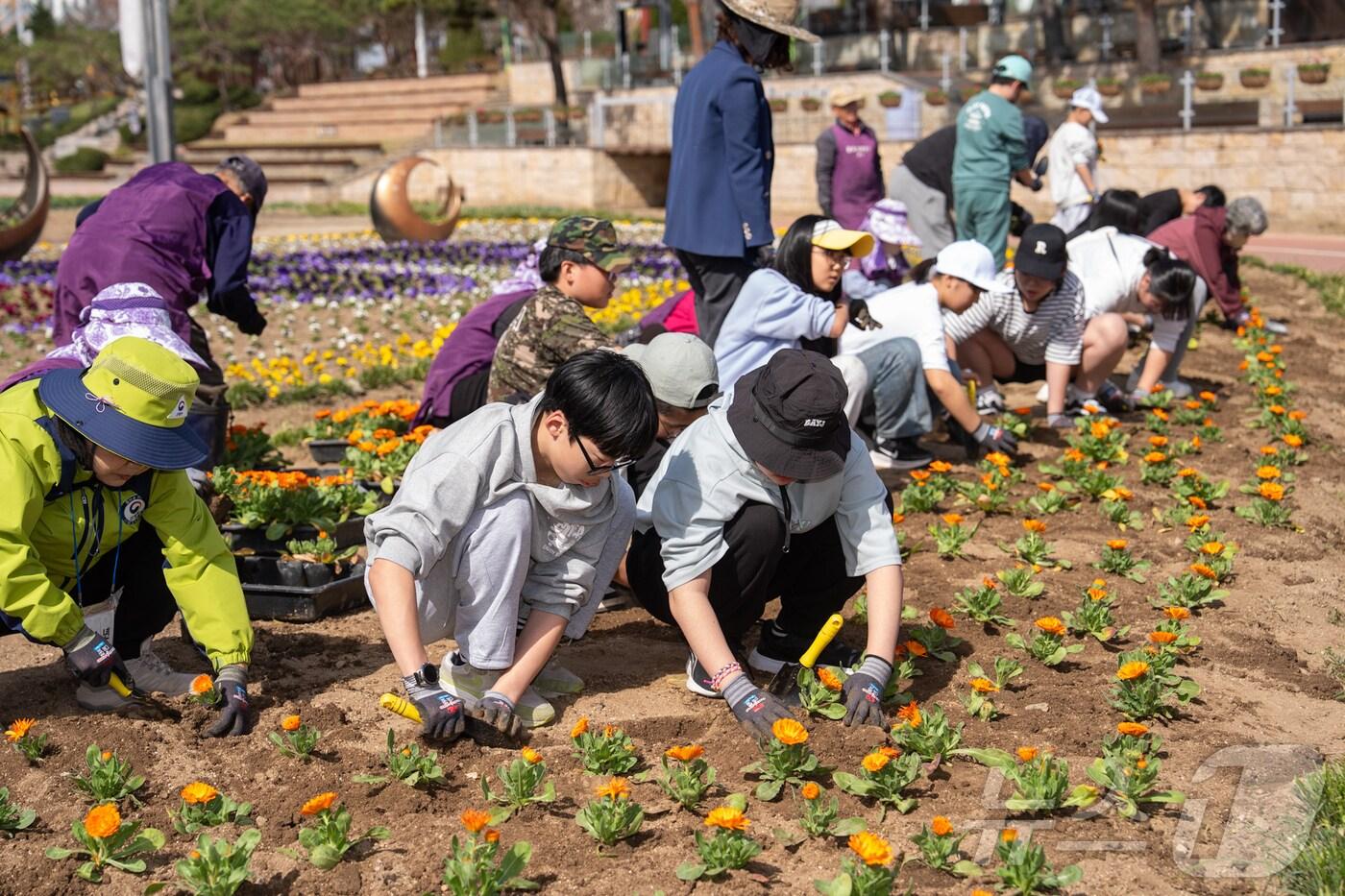 충북 증평군은 26일 도안초등학교 학생들과 '어린이와 함께 꽃밭 가꾸기' 행사를 진행했다.(증평군 제공, 재판매 및 DB금지)/뉴스1