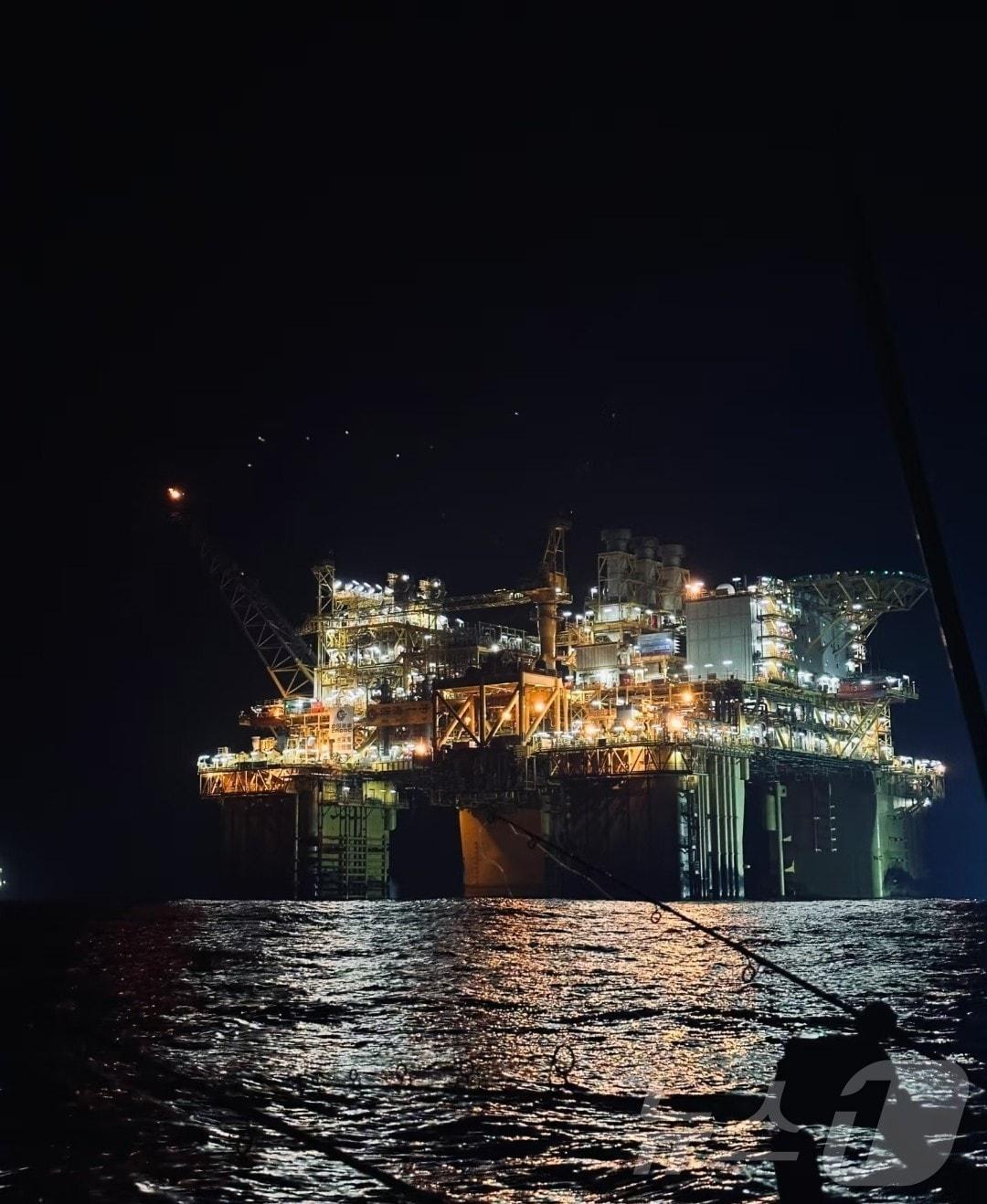 본문 이미지 - 중국이 서해 한중 잠정조치수역&#40;PMZ&#41;에 설치한 것으로 알려진 심해 양식장 선란 1호 모습&#40;샤오훙수 갈무리&#41;