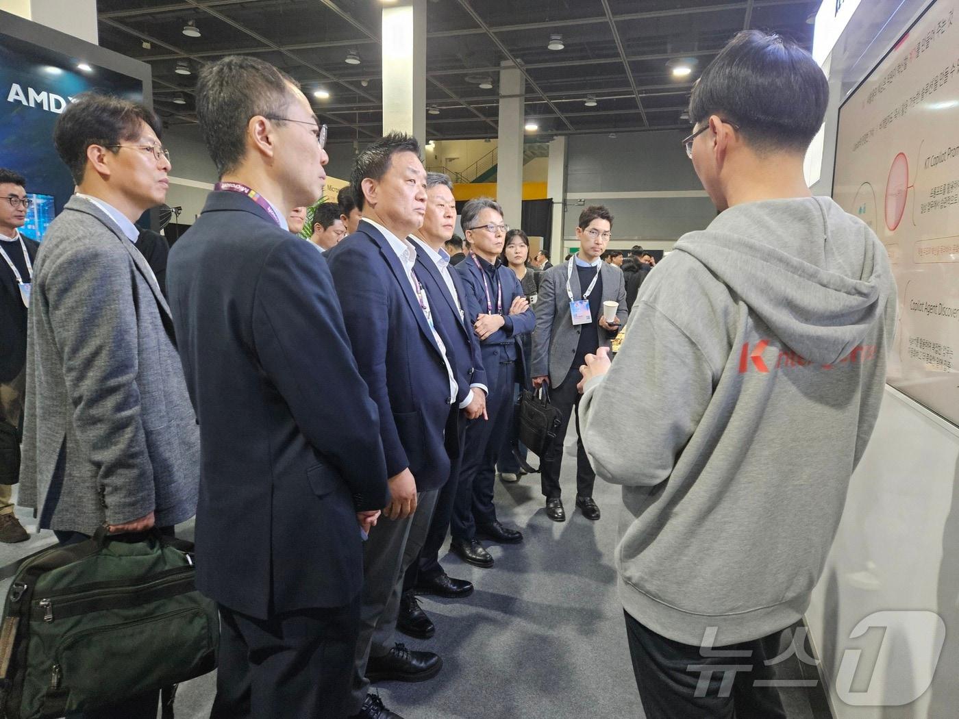 본문 이미지 - 황종성 NIA 원장(왼쪽 세번째)이 26일 MS AI 투어 인 서울 행사 KT부스에서 설명을 듣고 있다. 2025.03.26./뉴스1 ⓒNews1 김정현 기자