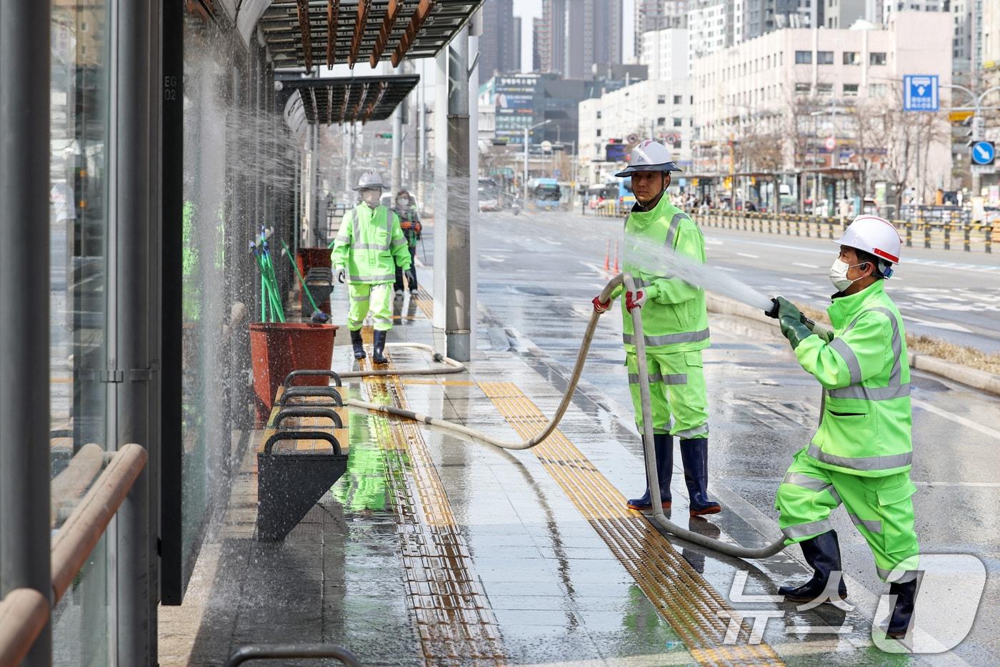 26일 오전 서울 서초구 고속터미널 앞 버스·택시 승강장에서 환경미화원들과 자원봉사자들이 봄맞이 대청소를 실시하고 있다. 2025.3.26/뉴스1 ⓒ News1 민경석 기자