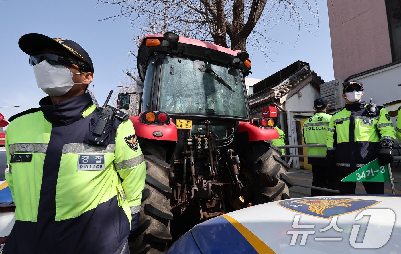 26일 오전 서울 종로구 자하문로 인근에서 경찰들이 전국농민회총연맹 소속 트랙터를 둘러싸고 있다. 2025.3.26/뉴스1 ⓒ News1 김성진 기자