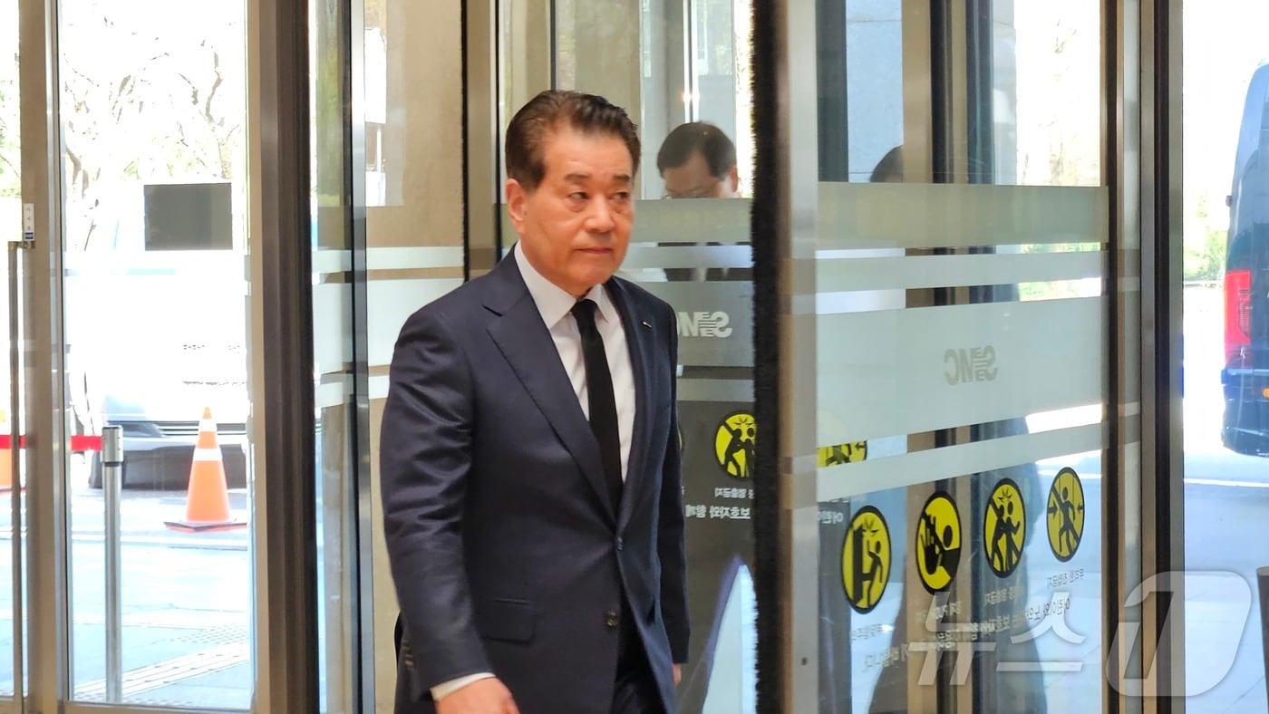 장인화 포스코그룹 회장이 26일 서울 강남구 삼성서울병원 장례식장에 마련된 고(故) 한종희 삼성전자 부회장 빈소를 조문했다(공동취재단). 2025.3.26/뉴스1 ⓒ News1 박주평 기자