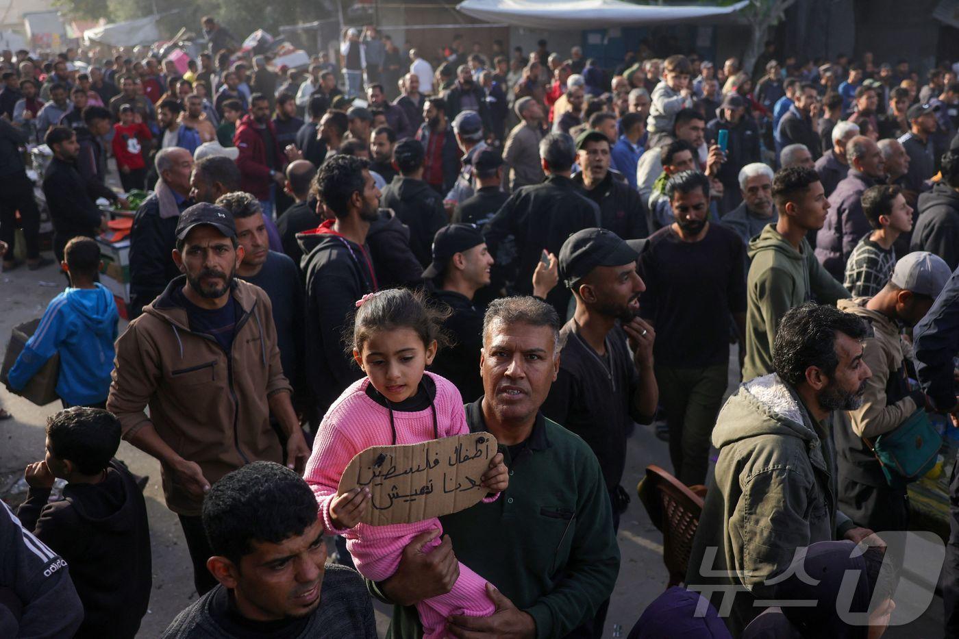 25일(현지시간) 팔레스타인 가자 지구의 베이트 라히아에서 주민들이 "우리는 살고 싶다＂ 등의 구호를 외치며 무장정파 하마스에 반대하는 시위를 하고 있다. 2025.03.26 ⓒ AFP=뉴스1 ⓒ News1 우동명 기자