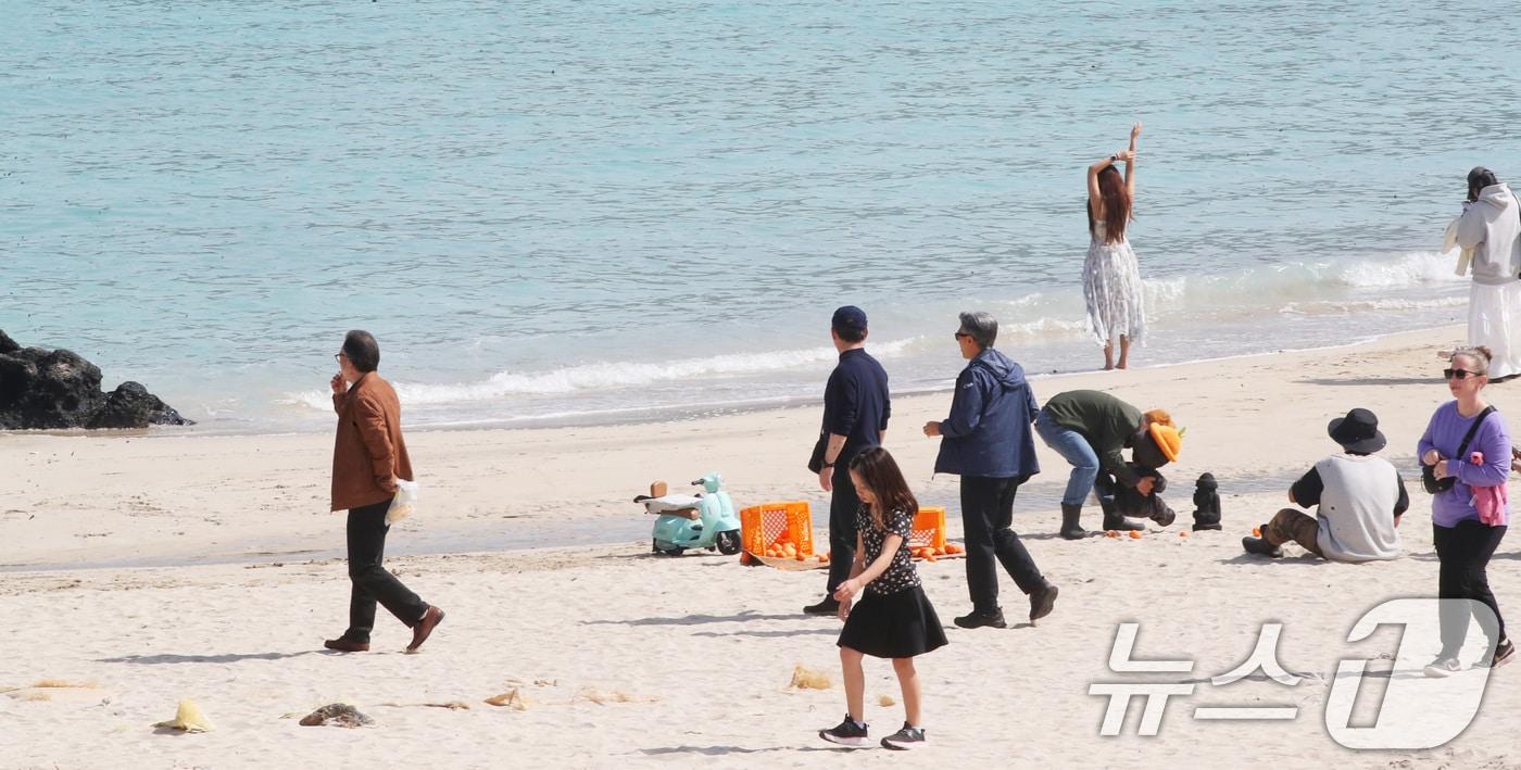 기온이 평년 수준을 크게 웃돌고 있는 26일 오전 제주시 조천읍 함덕해수욕장에서 관광객들이 가벼운 옷차림으로 산책하고 있다. 2025.3.26/뉴스1 ⓒ News1 오현지 기자