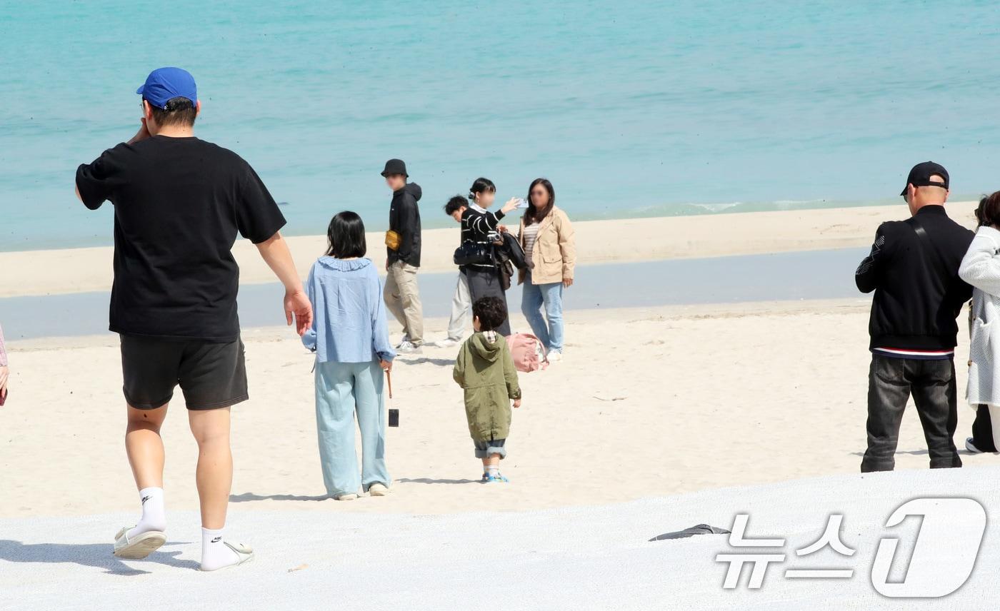 기온이 평년 수준을 크게 웃돌고 있는 26일 오전 제주시 조천읍 함덕해수욕장에서 관광객들이 가벼운 옷차림으로 산책하고 있다. 2025.3.26/뉴스1 ⓒ News1 오현지 기자