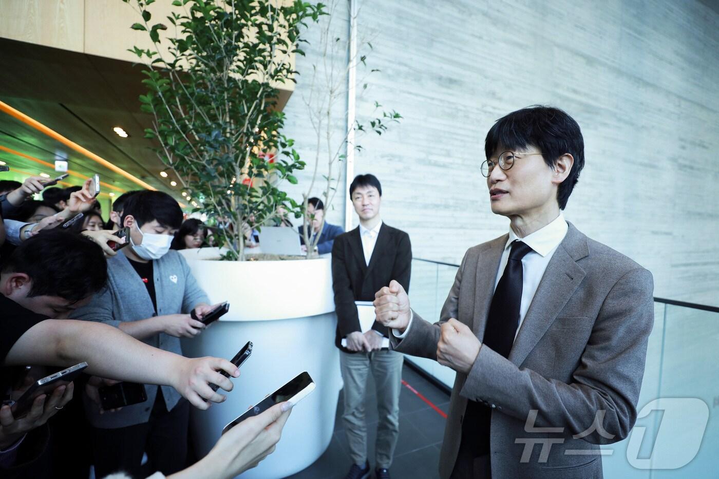 26일 경기도 성남시 그린팩토리에서 열린 제26기 정기주주총회 직후 기자들과 만난 이해진 네이버 의장 &#40;네이버 제공&#41;