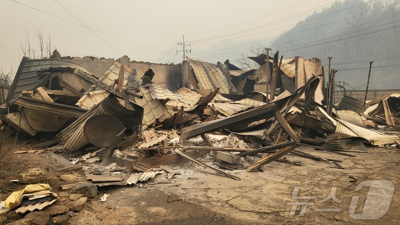 본문 이미지 - 26일 낮 12시 경북 영양군 석보면 답곡2리에 있는 주택이 화마에 휩쓸려 무너져 있다.2025.3.26/뉴스1 ⓒ News1 이성덕 기자