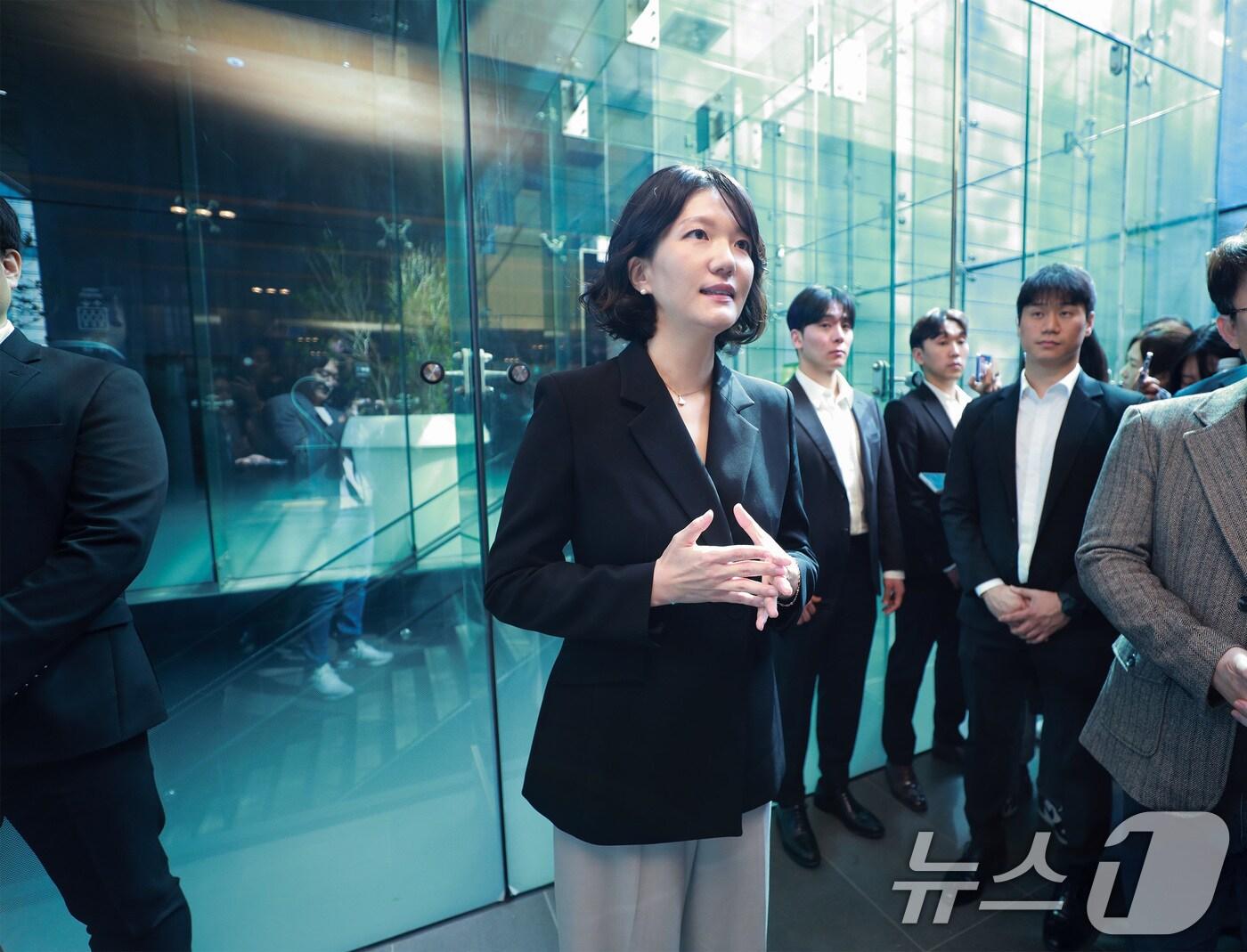 본문 이미지 - 최수연 네이버 대표가 26일 경기 성남시 네이버 그린팩토리에서 열린 26기 주주총회를 마치고 취재진 질문에 답하고 있다. (네이버 제공. 재판매 및 DB 금지) 2025.3.26/뉴스1