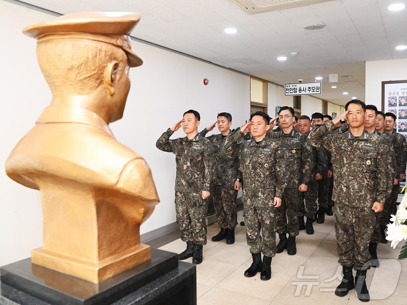 본문 이미지 - 해군 기동함대사령부 지휘관들이 고 차균석 중사 흉상에 경례하고 있다.(해군 기동함대 제공, 재판매 및 DB 금지)/뉴스1 