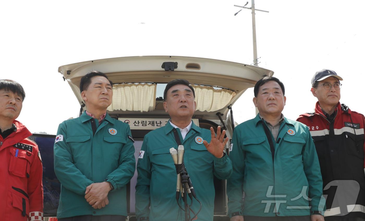 본문 이미지 - 김두겸 울산시장이 26일 오후 울산 울주대형산불과 관련한 브리핑을 진행하고 있다.2025.3.26/뉴스1