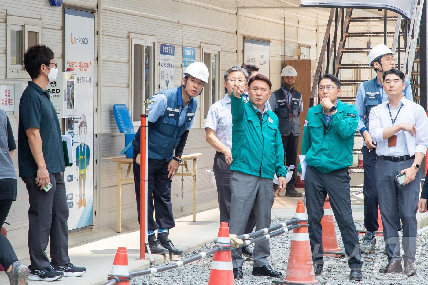 강임준 군산시장 등 관계자들이 재난현장을 점검하고 있다.(군산시 제공. 재판매 및 DB금지)