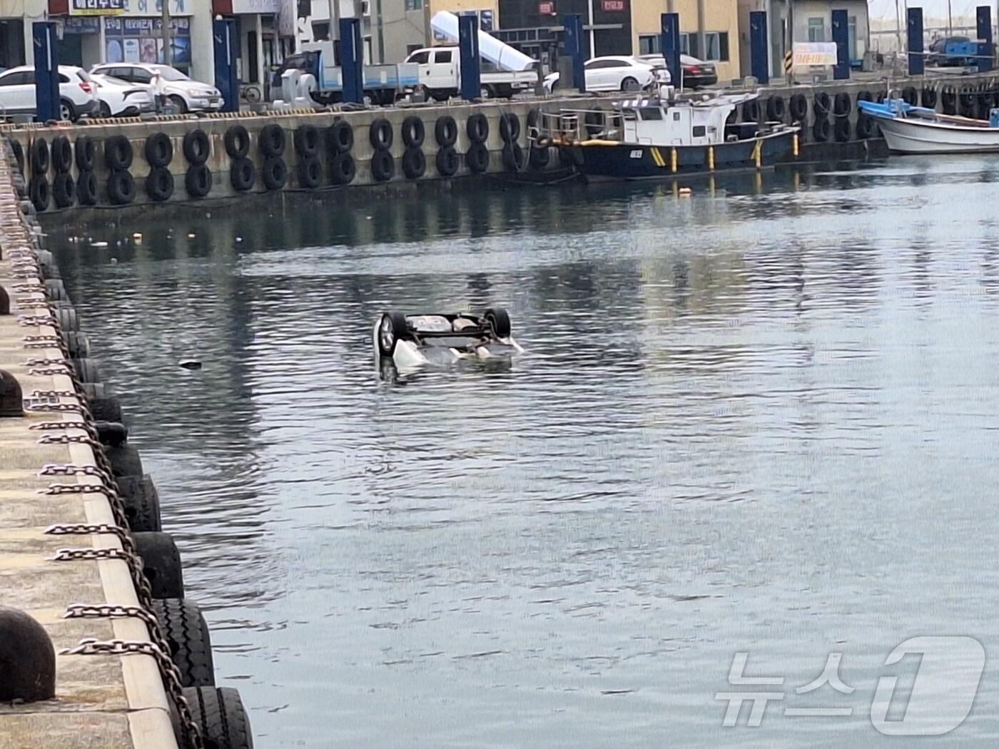 본문 이미지 -  제주 서귀포시 대정읍 모슬포항에서 승용차가 바다에 추락하는 사고가 발생했다.(제주소방 제공, 재판매 및 DB 금지)/뉴스1