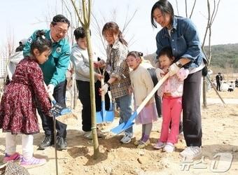 본문 이미지 - 이장우 대전시장이 26일 갑천생태호수공원에서 시민들과 함께 나무를 심고 있다.(대전시 제공.재판매 및 DB금지)/뉴스1 